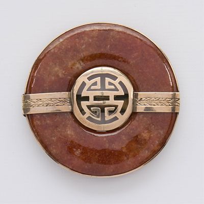 Brown Jade & Gold Plated Belt Buckle. Brown jade bi set into a gold plated frame with decorative 