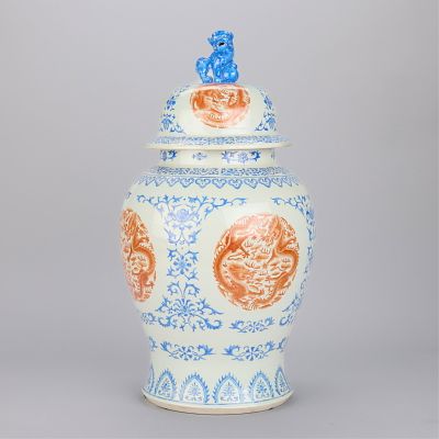 Large Chinese Porcelain Ginger Jar or Urn. Large Chinese porcelain ginger jar or urn with lid 