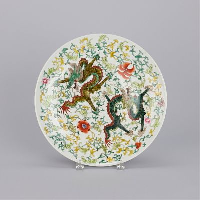 Chinese Porcelain Famille Verte Style Charger. Chinese porcelain famille verte-style decorative 