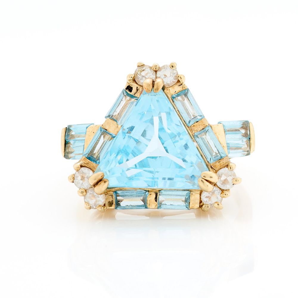 Lot 232: 10k Yellow Gold Blue Topaz Ring Sz 8.25