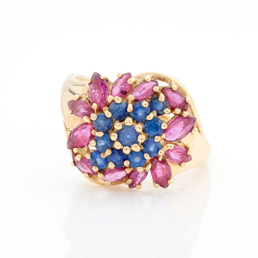 Lot 234: 10k Gold Floral Cluster Ring Sz 8 1/4