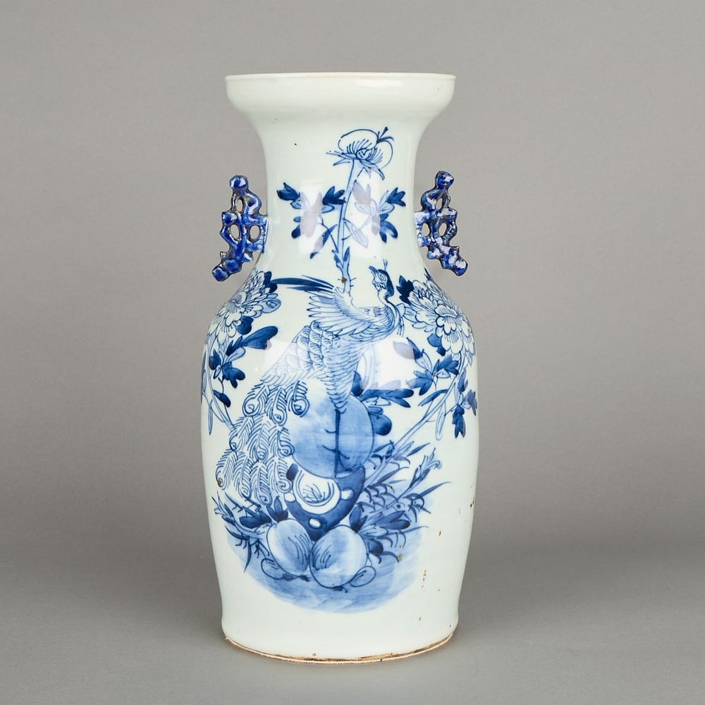 Lot 289: Large Chinese Blue & White Porcelain Vase