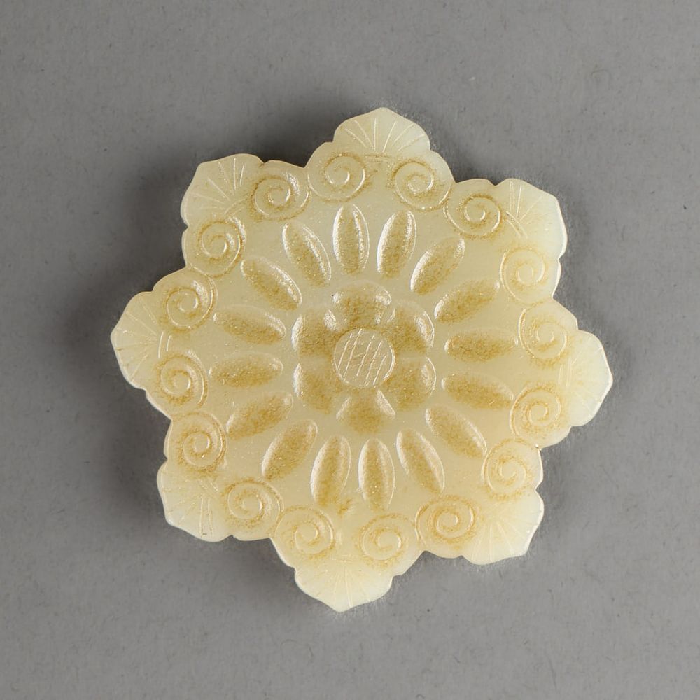 Lot 309: Well-carved Chinese Antique Jade Floral Button