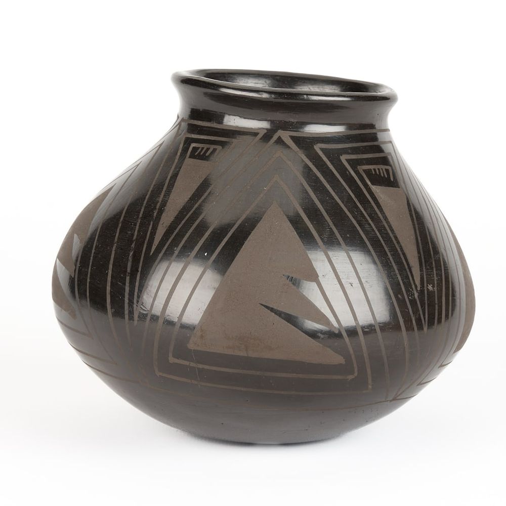 Lot 355: Nicolas Silveira Mata Ortiz Blackware Pottery Vase