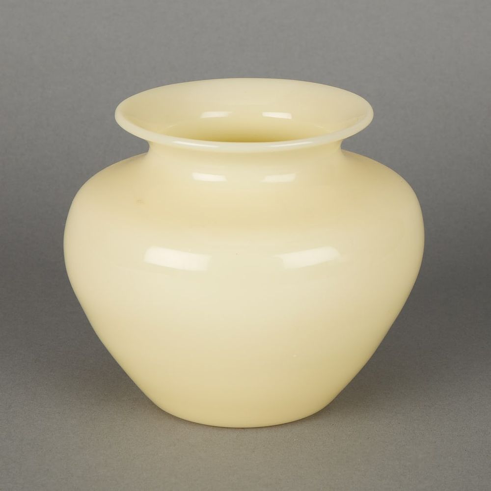 Lot 472: Early Steuben Art Glass No. 2683 Vase