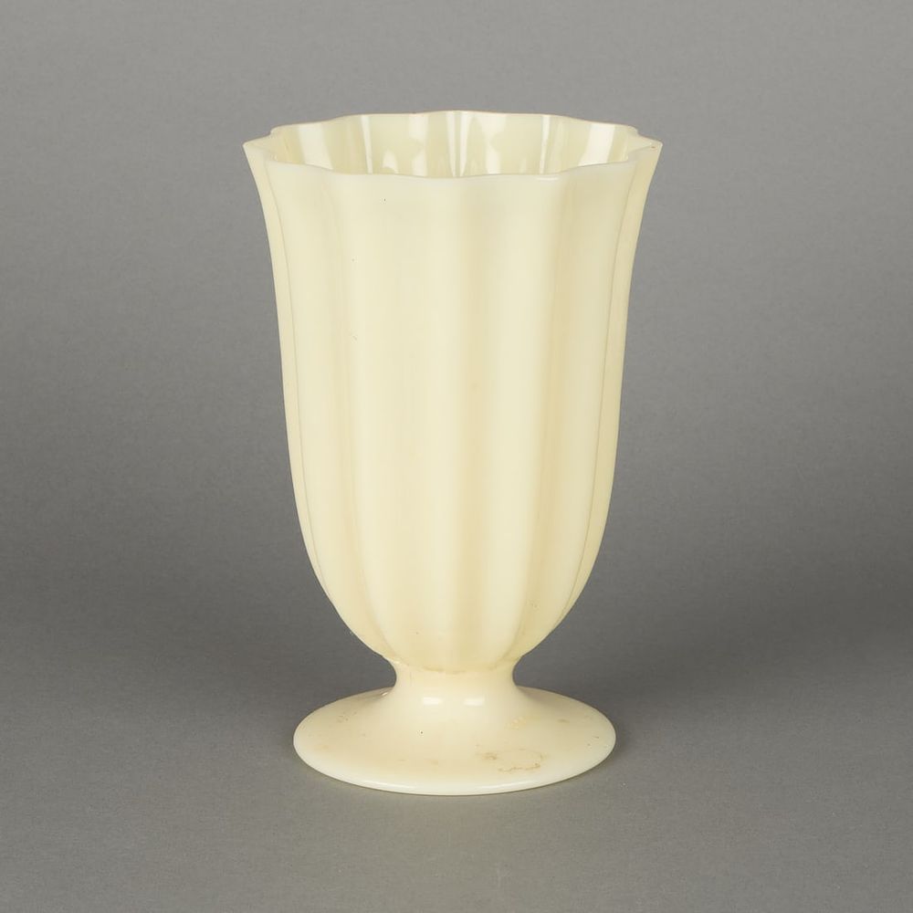 Lot 476: Steuben Art Glass 7331 12-Rib Melon Vase
