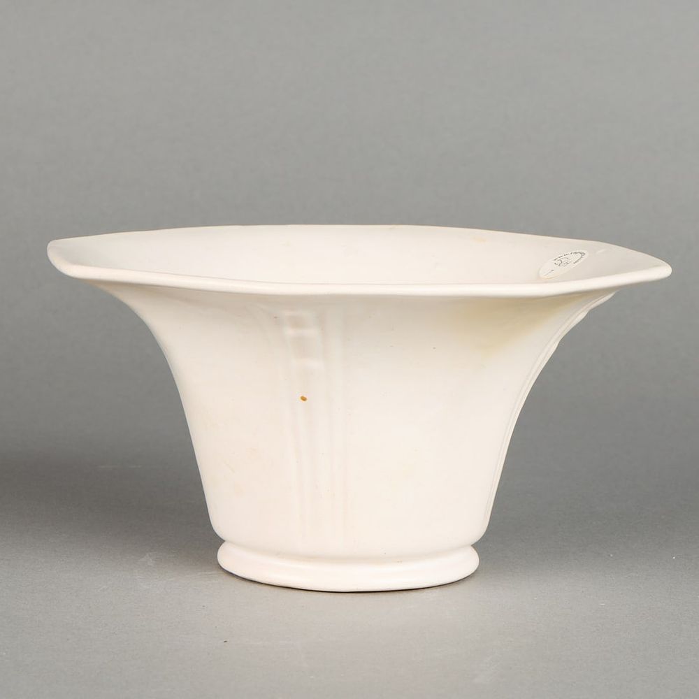 Lot 572: Roseville Art Pottery Ivory "Russco" 260-8 Planter