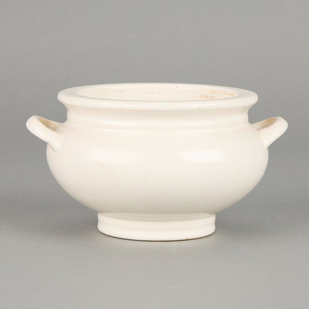 Lot 573: Roseville Art Pottery Ivory Glazed Vase