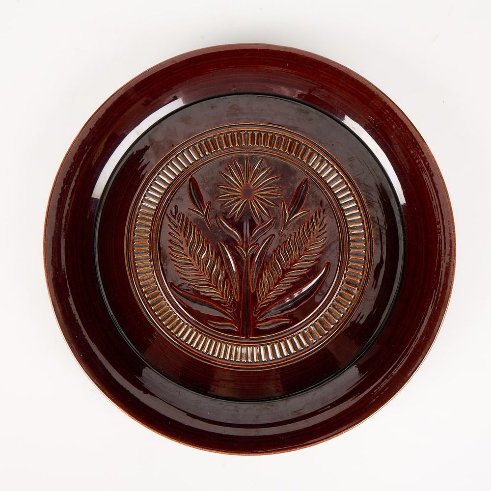 Lot 614: Ernest Sohn Red Wing Pottery Floral Carved Plate