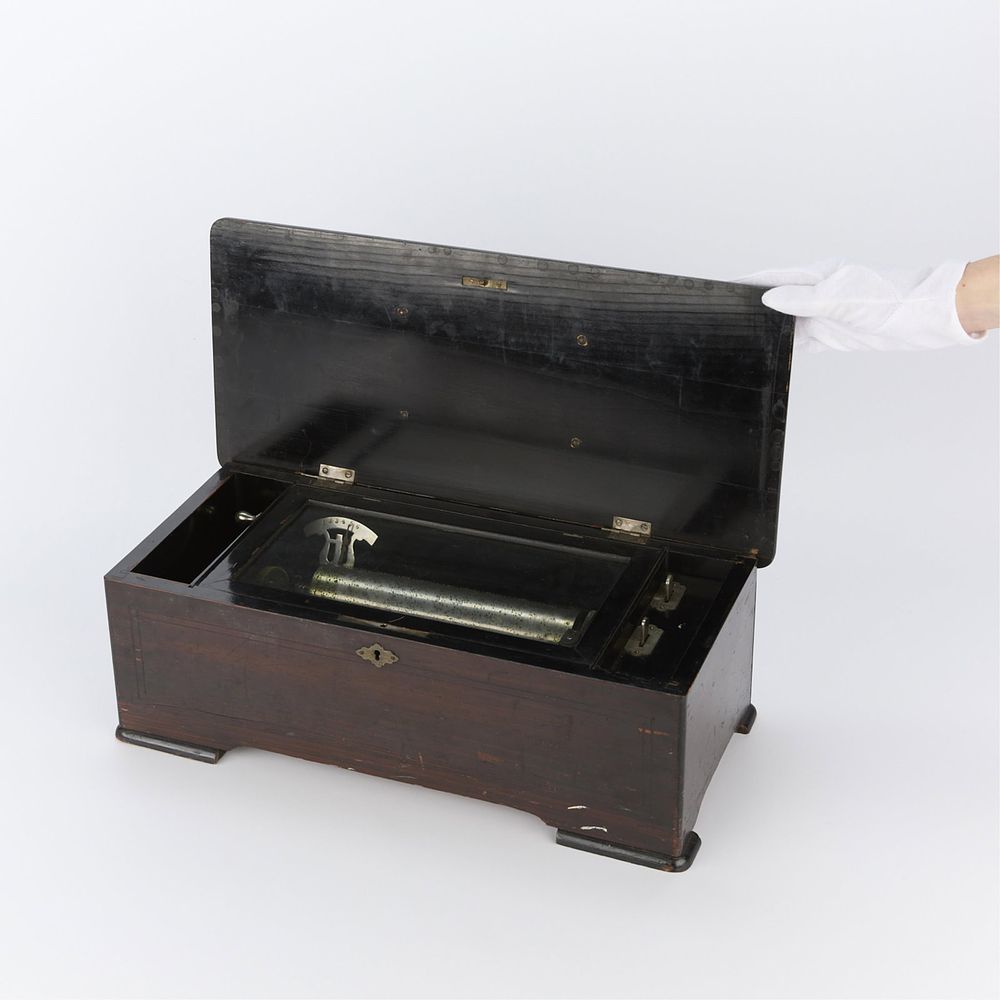 Lot 689: Antique 19th c. Victorian Music Box