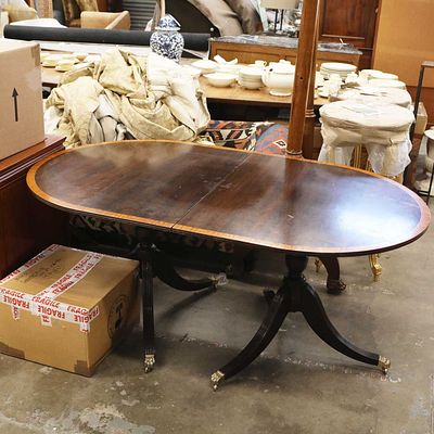 DINING TABLE, REGENCY STYLE MAHOGANY with crossbanded detail, on a pair of turned columns and 