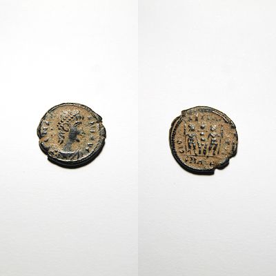 Follis - Constantius II (337-361 d.C.). Anverso: Busto laureado, drapeado e couraçado de 