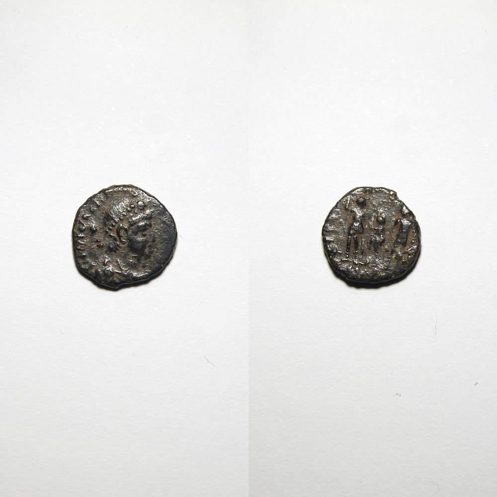 Follis - Honorius (393-423 d.C.). Anverso: Busto diademado, drapeado e coura&ccedil;ado de 