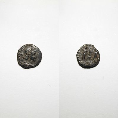 Follis - Honorius (393-423 d.C.). Anverso: Busto diademado, drapeado e couraçado de Honorius à 