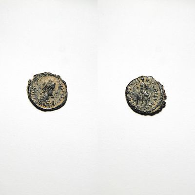 Follis - Arcadius (383-408 d.C.). Anverso: Busto diademado, drapeado e couraçado de Arcadius à 
