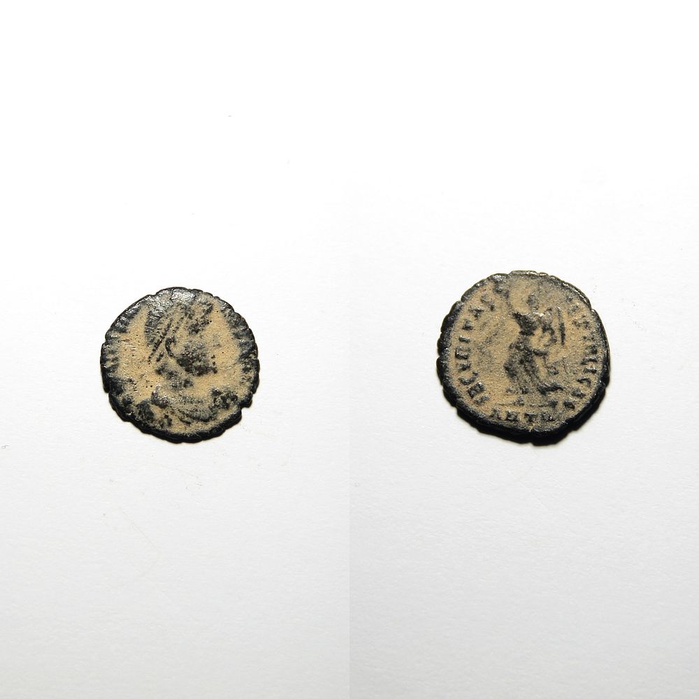 Follis - Valentinianus I (364-375 d.C.). Anverso: Busto diademado, drapeado e coura&ccedil;ado de 