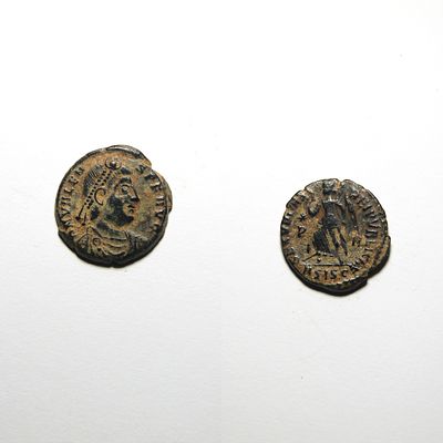 Follis - Valens (364-378 d.C.). Anverso: Busto diademado, drapeado e couraçado de Valens à 