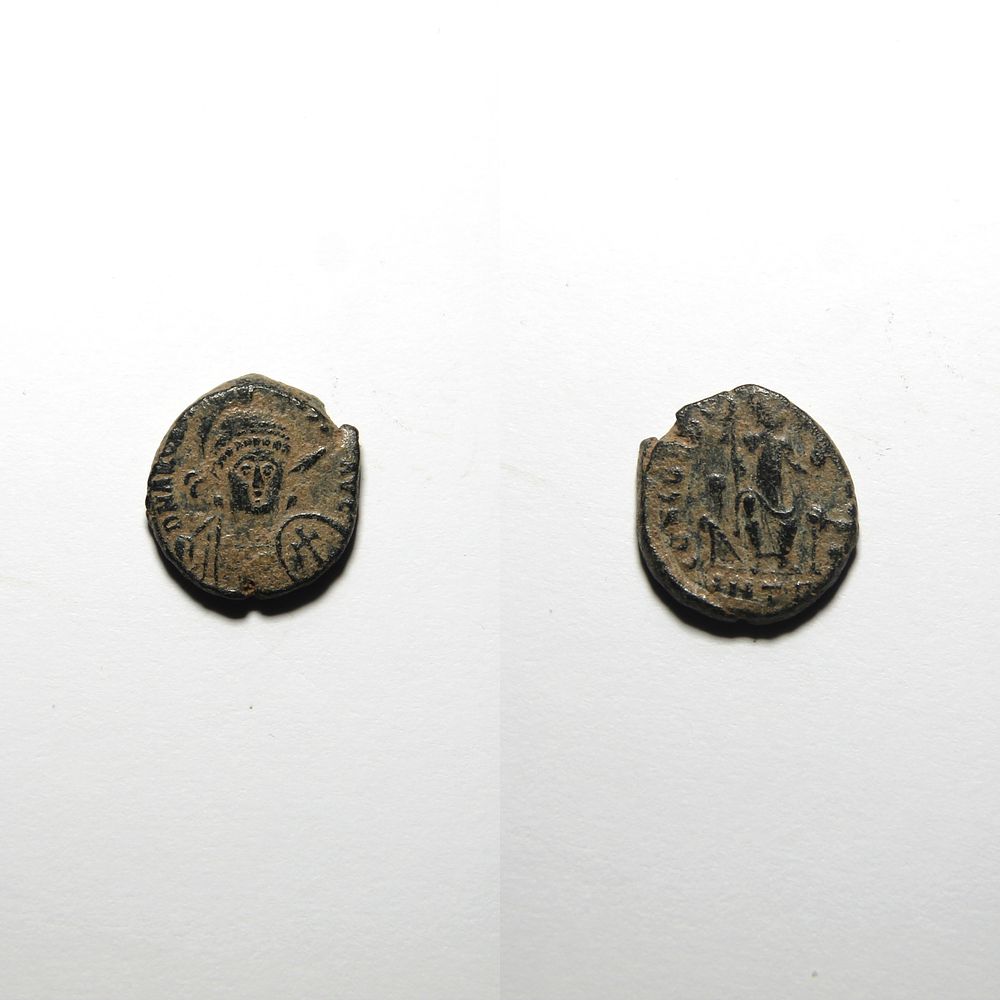Follis - Arcadius (383-408 d.C.). Anverso: Busto diademado, drapeado e coura&ccedil;ado de 