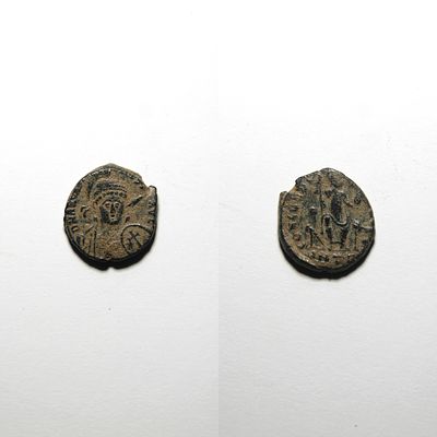 Follis - Arcadius (383-408 d.C.). Anverso: Busto diademado, drapeado e couraçado de Arcadius 
