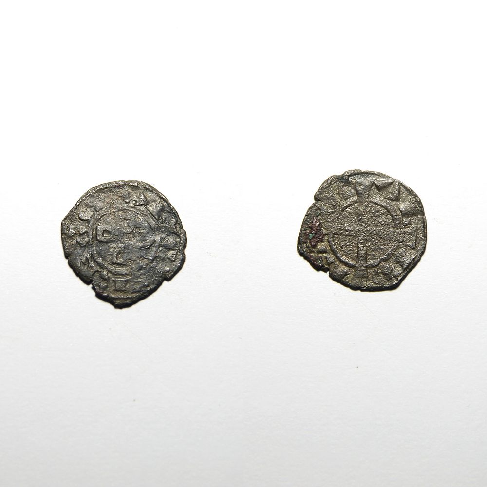 Dinheiro 08.01 - D. Sancho II (1223-1248). Quatro escudos dispostos em cruz, um virado para fora 