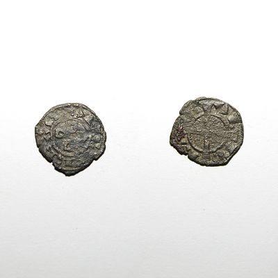 Dinheiro 08.01 - D. Sancho II (1223-1248). Quatro escudos dispostos em cruz, um virado para fora 