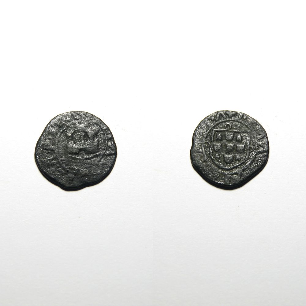 Ceitil 03.01 - D. Manuel I (1495-1521). Muralha alta; 
Metal: Cobre 
Di&acirc;metro: 18 mm 
Peso: 1,49 g.
