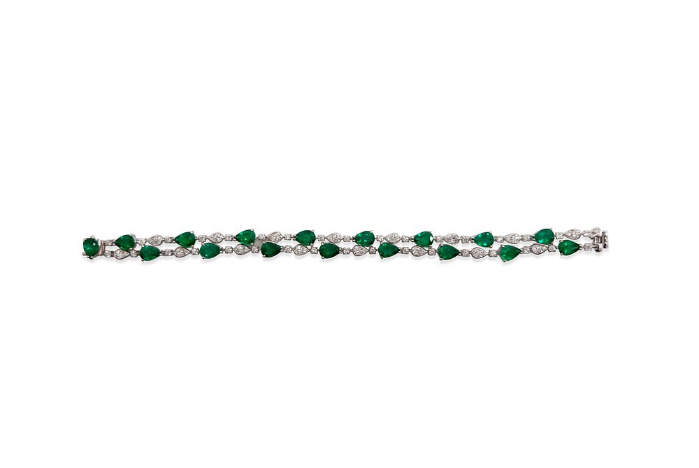 AN EMERALD AND DIAMOND BRACELET. Designed as a double-row articulated bracelet, alternatively 