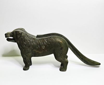 מפצח איגוזים עשוי ברונזה כבד בדמות כלב שזנבו משמשת ידית לפתיחת הפה מידות אורך 28 ס"מ גובה 11 ס"מ