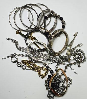 לוט תכשיטים צמידים שרשראות ועגילים לא נבדק