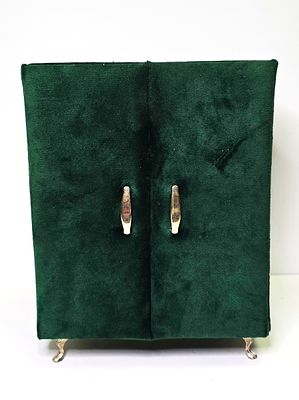 קופסת תכשיטים יוקרתית בצורת ארון עץ מיניאטורי עטוף בבד קטיפה ירוק ורגלי מתכת הכולל בתוכו מיתלים 