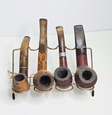 מעמד מתכת ייעודי ועליו 4 מקטרות שונות בגדלים שונים כולם חתומות ע"י מותגים שונים במצב מעולה 