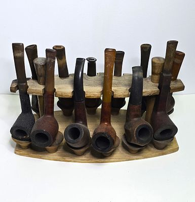 מעמד מעץ ייעודי ועליו 12 מקטרות שונות בגדלים שונים כולם חתומות ע"י מותגים שונים במצב מעולה 