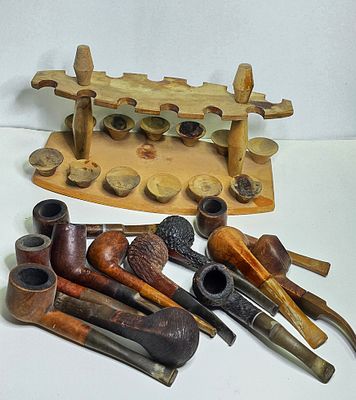 מעמד מעץ ייעודי ועליו 12 מקטרות שונות בגדלים שונים כולם חתומות ע"י מותגים שונים במצב מעולה 