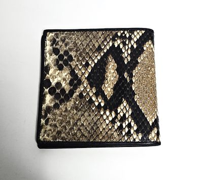 ארנק עשוי מעור נחש אמיתי כנראה מסוג פיתון בגוונים של חום שחור ושמנת במצב מעולה מידות 10/10 ס"מ