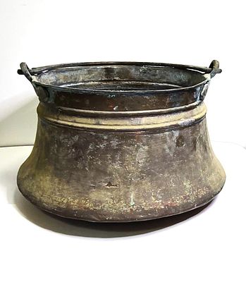 קדרת נחושת ישנה כבדה וגדולה עם ידית נשיאה מידות קוטר עליון 28 ס"מ קוטר תחתון 36 ס"מ גובה 20 ס"מ