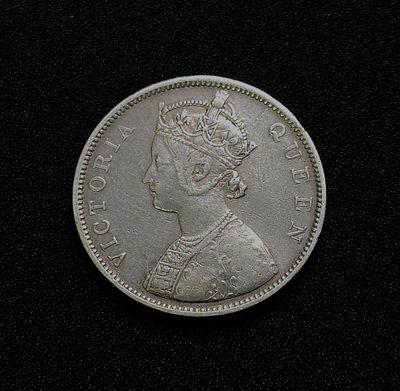 הקולוניה הבריטית בהודו מטבע מכסף בעריך 1 רופי המלכה ויקטוריה משנת 1862 במצב מעולה משקל 11.40 גרם