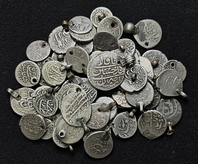 240 גרם של מטבעות מכסף האימפריה הפרסית שהוסבו לתכשיטים ותליונים במצבים שונים