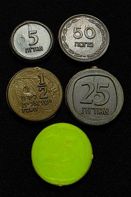 נוסטלגיה ישראל מקבץ 5 אסימוני משחק שונים מפלסטיק משנות ה-50 וה-60 בעריכי המטבעות שהיו אז בישראל 