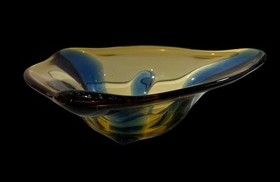 קערת זכוכית וינטג' גדולה משנות ה-60 קערה זו ממפעל הזכוכית בצ'כוסלובקיה מרשימה בטכניקת ה"סודה" 