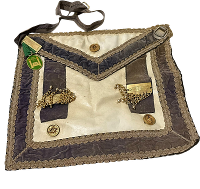 סינר רקום קטיפה של אח בדרגה השלישית בלשכת הבונים החופשיים בישראל.