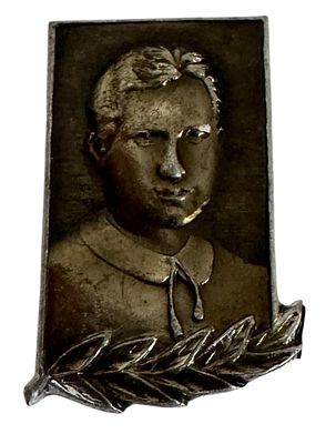 זהו תג הנצחה סובייטי. בחזית יש דיוקן תבליט, ומאחור יש את הכתובת "Космодемьянская" 