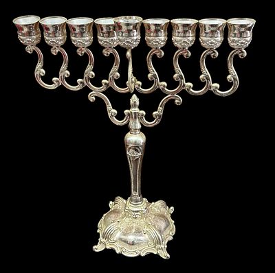 חנוכיית יודאיקה גדולה בציפוי כסף, מידה 55/48 ס"מ וקוטר בסיס 20 ס"מ