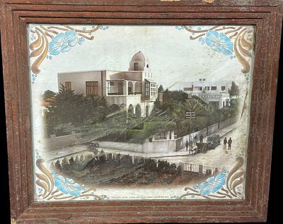 הדפס צבע ישן עם תוספות ידניות, מציג את בית מנהל בית החולים “הדסה” בתל אביב, במסגרת פרחונית