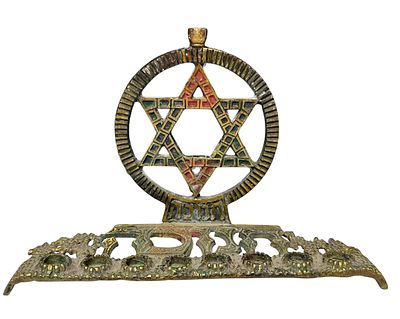 חנוכייה ישנה לתלייה, עשויה פליז (13×19×7 ס”מ), עם מגן דוד מרכזי וכתובת “חנוכה”. עבודת יד עם