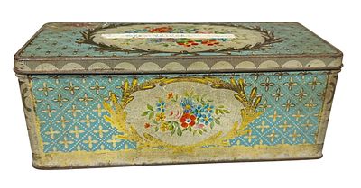 קופסת פח ליתוגרפית ישנה (8.5×9×22 ס”מ), רקע כחול עם עיטורי פרחים וזהב. דגם וינטג’ עם זרי פרחים