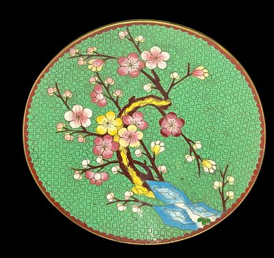 צלחת נוי סינית בעבודת קלואזונה (Cloisonné), אמייל על נחושת. עיטור ענפי פריחה על רקע ירוק