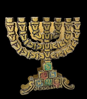 מחזיק מפיות מברונזה בצורת מנורה עם כיתוב “Jerusalem” וסמלים שבטיים מצוירים באמייל בבסיס. עבודת