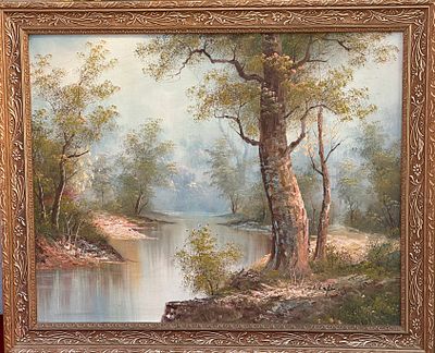 ציור שמן על בד חתום, מתאר נוף רגוע של נהר ועצים. גוונים רכים ואור ערפילי. מסגרת עץ מגולפת ומוזהבת