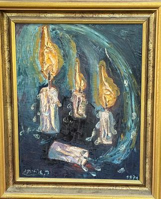 ציור שמן על בד חתום ומתוארך 1974, מתאר שלושה נרות דולקים בסגנון אקספרסיבי עם מרקם עשיר. גווני 