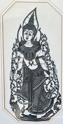 עבודת גזירה אמנותית על בד המתארת דמות אלוהות אסייתית מסורתית, בעבודת יד עדינה עם דוגמאות 